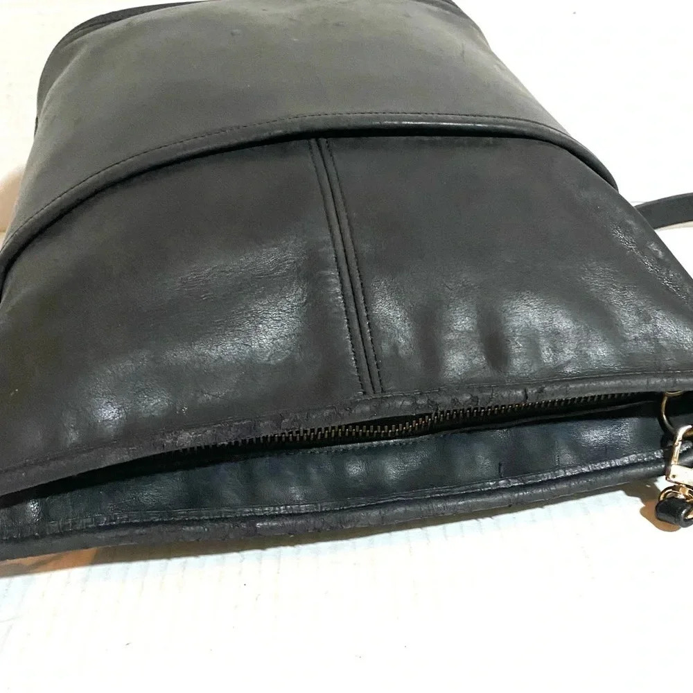 Coach vintage black distressed leather crossbody handbag - Picture 10 of 13